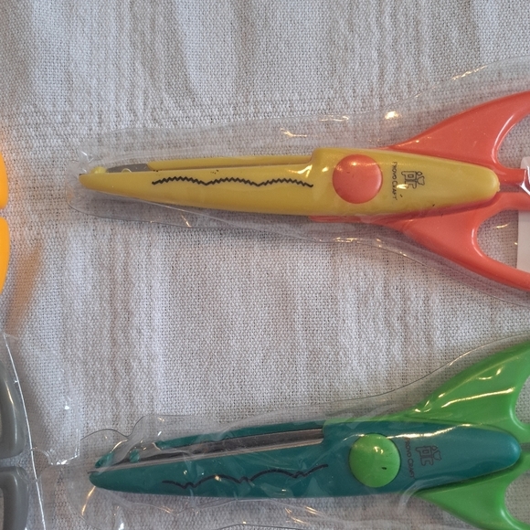 Provo Craft Paper Shaper Scissors 16 new pairs 34-0019 - 34-0034 - Picture 7 of 9